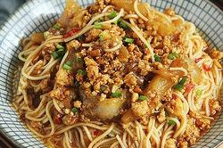 Bận rộn đi làm về trễ, tôi nấu mỗi người một tô mì xào là xong bữa tối mà cả nhà ai cũng nức nở khen ngon!
