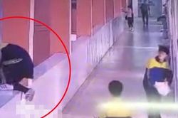 Bị cô giáo mắng vốn, mẹ tức giận tát và bóp cổ con trai trước mặt bạn học, 3 phút sau con nhảy lầu dẫn đến tử vong