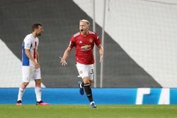 Van de Beek chỉ trích đồng đội MU sau trận thua sốc ra mắt