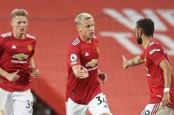 Tân binh Van de Beek nổ súng, M.U vẫn thua thảm bởi người cũ Zaha