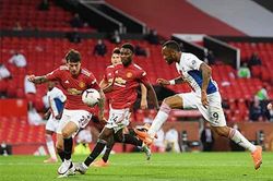 Gary Neville: 'M.U bị trọng tài xử ép, quả penalty là một nỗi hổ thẹn'