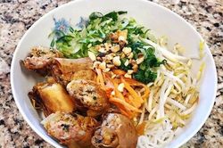 Bữa sáng đủ chất với bún chả giò siêu ngon