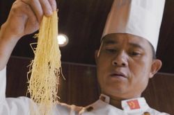 Món mì 'vàng' hảo hạng mỏng như sợi chỉ ở Trung Quốc