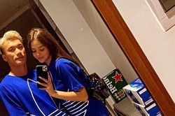 Thủ môn Bùi Tiến Dũng diện đồ đôi, tình tứ bên bạn gái Tây ở nhà riêng