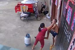Con dâu thượng cẳng chân hạ cẳng tay với bố chồng, dùng gạch đập bình ga mặc kệ con trai đang gào khóc