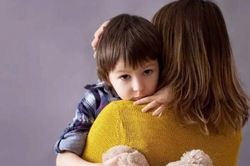 Con hỏi 'Nhà mình có nghèo không mẹ?', cách mẹ trả lời làm con 10 năm sau khác rõ rệt