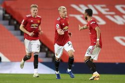 Kết quả Ngoại Hạng Anh: Van de Beek ghi bàn, MU thua bạc nhược Crystal Palace