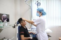 Bé trai gãy xương mũi phức tạp khi lao xe xuống dốc
