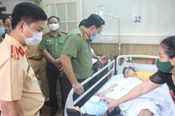 Giám đốc Công an Hà Nội thăm chiến sỹ CSGT bị thương nặng khi giúp người dân phòng ngừa tai nạn
