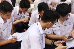 Học sinh dùng điện thoại trong lớp: Chỉ khi được phép của giáo viên