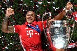 Thiago khóc khi rời Bayern Munich