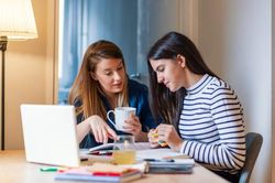 Cha mẹ say xỉn, khỏa thân khi con học trực tuyến ở Mỹ