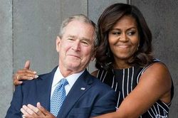Ông Biden nên đề cử bà Obama kế nhiệm 'tượng đài' Ginsburg?