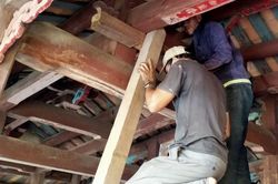 Hội An chống đỡ các di tích trong khu phố cổ trước mùa mưa bão