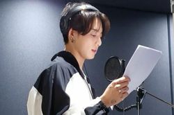 Hình ảnh Jungkook BTS thu âm cho album mới khiến ARMY ngộp thở