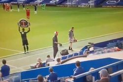 Cầu thủ Chelsea bị thẻ đỏ, Klopp có hành động khiến người hâm mộ khâm phục