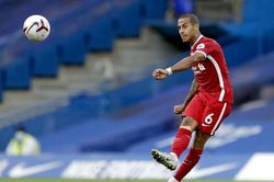 Ra mắt Liverpool, Thiago qua mặt cả đội hình Chelsea
