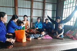 Đoàn viên rửa xe gây quỹ tặng quà cho trẻ khuyết tật vui trung thu