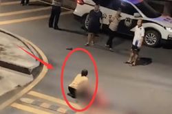 Bị thúc giục chuyện lấy vợ, nghịch tử cầm dao đâm chết bố, mẹ hoảng hốt kêu cứu nhưng không ai dám tới giúp