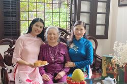 Hoa hậu Ngọc Hân làm bánh trung thu tặng người thân
