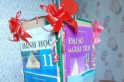 Lồng đèn Trung Thu gây 'ám ảnh' nhất: Chất liệu làm bằng... sách giáo khoa!
