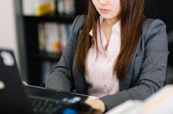 Nhân viên Nhật Bản làm việc vất vả, bị giới hạn số lần đi vệ sinh