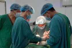 Bé trai bị cây gỗ đâm xuyên cổ