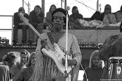 Huyền thoại Jimi Hendrix: Chỉ cần 4 năm để thay đổi lịch sử guitar