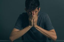 Về nhà, chồng 'xanh mặt' đọc mảnh giấy vợ để lại