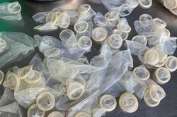 Người phụ nữ tái chế hàng trăm ngàn bao cao su có thể bị phạt tù