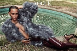 'Siêu mẫu nóng bỏng nhất nước Mỹ' chụp ngực trần trên Vogue