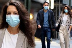 Katie Holmes trẻ trung như gái đôi mươi, sánh đôi bồ trẻ kém 9 tuổi trên phố