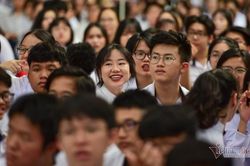 Trường học ở Sài Gòn dừng thu 600 triệu tiền vận động phụ huynh