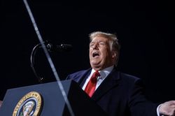 Ông Trump buộc tội Trung Quốc làm dịch bệnh lan khắp thế giới