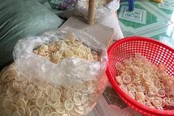 Rùng mình: Phát hiện cơ sở tái chế 324.000 bao cao su đã qua sử dụng