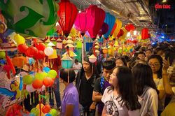 Phố bán lồng đèn Lương Nhữ Học ken đặc người 'check-in' mùa Trung thu