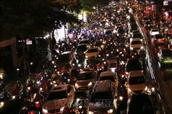 Nhiều tuyến phố Hà Nội bị ùn tắc nghiêm trọng sau cơn mưa lớn