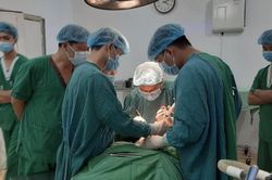 Cứu sống bé trai 12 tuổi bị que gỗ đâm xuyên cổ