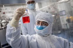 Giới chuyên gia quan ngại về tính minh bạch trong phát triển vaccine COVID-19