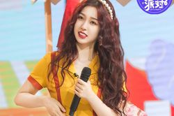 Ngu Thư Hân với cách trả lời cực chất và khéo léo khi bị nhận nhầm là Dương Siêu Việt và những lần bị gọi sai tên