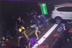 Thấy bạn trai bị đánh, người phụ nữ tay không đánh nhau với 2 gã côn đồ