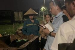 Bé gái bị bỏ rơi trong xe rác kèm mảnh giấy: 'Con khổ quá không nuôi được'
