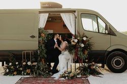 Cặp đôi người Mỹ cưới và hưởng trăng mật trên ô tô