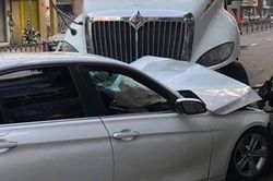 Xe đầu kéo mất lái đâm hàng loạt ô tô, xe máy