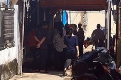 Chồng dùng búa sát hại vợ rồi treo cổ trong nhà vệ sinh