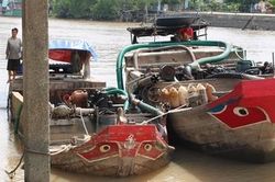 CSGT Trà Vinh bắt hai ghe hút trộm cát sông