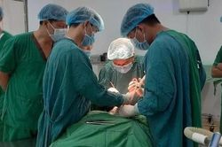 Cứu sống bé trai bị cành cây đâm xuyên cổ