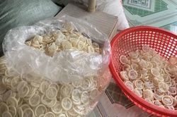 Phát hiện cơ sở gom bao cao su đã qua sử dụng về súc rửa, tái chế