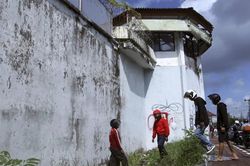 Tử tù Trung Quốc đào hầm vượt ngục qua cống nước thải ở Indonesia
