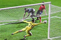 HLV Solskjaer nói về pha cản phá của Henderson